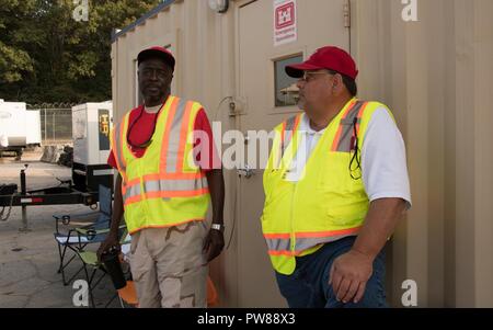 ATLANTA, GA - Clifford Steele und Randy Wilson von der US-Armee Korps der Ingenieure (Usace) Logistik Planung und Response Team (Lprt) ist ein Teil der Besatzung von zehn Logistiker aus den gesamten Vereinigten Staaten beide Männer sind Veteranen, wenn es um die logistischen Operationen kommt und dem Dienst an der Nation. Das Team hier arbeitet mit FEMA und die Estes Güterverkehr Anbieter anzupassen, bewegen und leeren Anhänger manövrieren, am 19. September 2017. Diese leeren Anhänger werden dann mit Erzeugnissen, die unter die FEMA gefüllt zu unterstützen und das Leben derer, die von den Hurrikanen Harvey, Irma betroffen und jetzt Maria unterstützen. Stockfoto