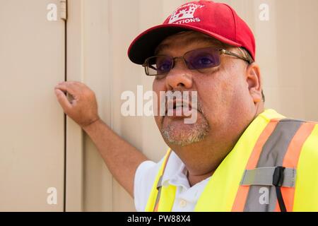 ATLANTA, GA - Randy Wilson von der US-Armee Korps der Ingenieure (Usace) Logistik Planung und Response Team (Lprt) ist ein Teil der Besatzung von zehn Logistiker aus allen Teilen der Vereinigten Staaten. Das Team hier arbeitet mit FEMA und die Estes Güterverkehr Anbieter anzupassen, bewegen und leeren Anhänger manövrieren, am 19. September 2017. Diese leeren Anhänger werden dann mit Erzeugnissen, die unter die FEMA gefüllt zu unterstützen und das Leben derer, die von den Hurrikanen Harvey, Irma betroffen und jetzt Maria unterstützen. Stockfoto