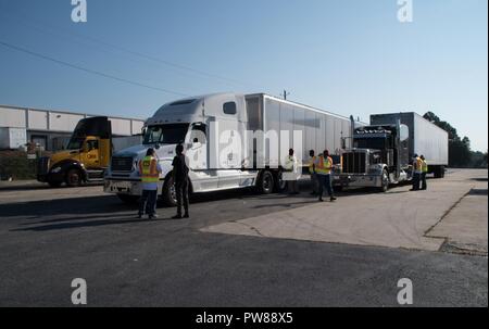 ATLANTA, GA - Die US-Armee Korps der Ingenieure (Usace) Logistik Planung und Response Team (Lprt) verwalten Anhänger aus den gesamten Vereinigten Staaten. Das Team hier arbeitet mit FEMA und die Estes Güterverkehr Anbieter anzupassen, bewegen und leeren Anhänger manövrieren, am 19. September 2017. Diese leeren Anhänger werden dann mit Erzeugnissen, die unter die FEMA gefüllt zu unterstützen und das Leben derer, die von den Hurrikanen Harvey, Irma betroffen und jetzt Maria unterstützen. Stockfoto