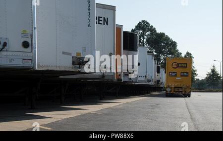 ATLANTA, GA - Die US-Armee Korps der Ingenieure (Usace) Logistik Planung und Response Team (Lprt) verwalten Anhänger aus den gesamten Vereinigten Staaten. Das Team hier arbeitet mit FEMA und die Estes Güterverkehr Anbieter anzupassen, bewegen und leeren Anhänger manövrieren, am 19. September 2017. Diese leeren Anhänger werden dann mit Erzeugnissen, die unter die FEMA gefüllt zu unterstützen und das Leben derer, die von den Hurrikanen Harvey, Irma betroffen und jetzt Maria unterstützen. Stockfoto