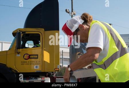 ATLANTA, GA-sandigen Berens von der US-Armee Korps der Ingenieure (Usace) Logistik Planung und Response Team (Lprt) ist ein Teil der Besatzung von zehn Logistiker aus allen Teilen der Vereinigten Staaten. Das Team hier arbeitet mit FEMA und die Estes Güterverkehr Anbieter anzupassen, bewegen und leeren Anhänger manövrieren, am 19. September 2017. Diese leeren Anhänger werden dann mit Erzeugnissen, die unter die FEMA gefüllt zu unterstützen und das Leben derer, die von den Hurrikanen Harvey, Irma betroffen und jetzt Maria unterstützen. Stockfoto