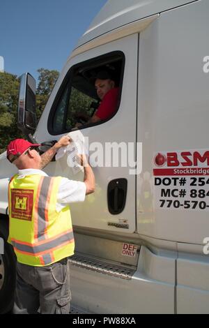 ATLANTA, GA - Jeffrey Ergle der US-Armee Korps der Ingenieure (Usace) Logistik Planung und Response Team (Lprt) ist ein Teil der Besatzung von zehn Logistiker aus allen Teilen der Vereinigten Staaten. Das Team hier arbeitet mit FEMA und die Estes Güterverkehr Anbieter anzupassen, bewegen und leeren Anhänger manövrieren, am 19. September 2017. Diese leeren Anhänger werden dann mit Erzeugnissen, die unter die FEMA gefüllt zu unterstützen und das Leben derer, die von den Hurrikanen Harvey, Irma betroffen und jetzt Maria unterstützen. Stockfoto