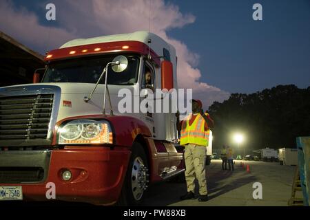 ATLANTA, GA - Die US-Armee Korps der Ingenieure (Usace) Logistik Planung und Response Team (Lprt) verwalten Anhänger aus den gesamten Vereinigten Staaten. Das Team hier arbeitet mit FEMA und die Estes Güterverkehr Anbieter anzupassen, bewegen und leeren Anhänger manövrieren, am 19. September 2017. Diese leeren Anhänger werden dann mit Erzeugnissen, die unter die FEMA gefüllt zu unterstützen und das Leben derer, die von den Hurrikanen Harvey, Irma betroffen und jetzt Maria unterstützen. Stockfoto