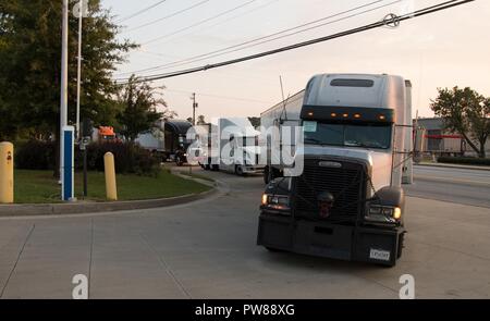 ATLANTA, GA-Traktoren und Traktoren mit Anhänger Linie außerhalb der FEMA-Depot, warten darauf, von der US-Armee Korps der Ingenieure (Usace) Logistik Planung und Response Team (Lprt) bearbeitet werden, ist ein Teil von einer Besatzung von zehn Logistiker aus allen Teilen der Vereinigten Staaten. Das Team hier arbeitet mit FEMA und die Estes Güterverkehr Anbieter anzupassen, bewegen und leeren Anhänger manövrieren, am 22. September 2017. Die leeren Anhänger werden dann mit Erzeugnissen, die unter die FEMA gefüllt zu unterstützen und das Leben derer, die von den Hurrikanen Harvey, Irma betroffen und jetzt Maria unterstützen. Stockfoto