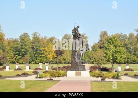 Die Bergsteiger Denkmal am Memorial Park ist vor dem 10. Mountain Division (LI) Hauptquartier in Fort Drum, New York. Läufer, die sich für das erste Denkmal an Denkmal, für Sept. 29 Zeichen, es wird sich an den 11-Meile laufen zu Thompson Park in Watertown, New York beginnen. Die Veranstaltung wird moderiert von Fort Drum Familie und Moral, Wohlfahrt und Erholung in eine Partnerschaft mit der Watertown Parks und Erholung. Stockfoto