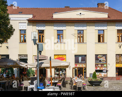 CLUJ Napoca, Rumänien - 13. SEPTEMBER 2018: Touristen entspannen im Zentrum Im alten Zentrum von Cluj Napoca Stockfoto