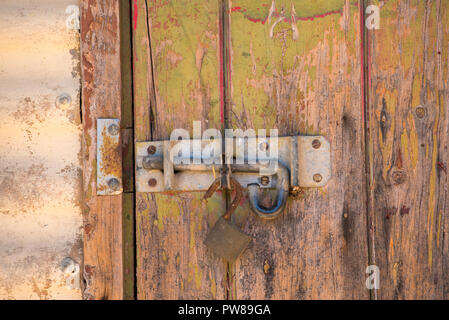 Eine alte Folie Bolzen oder Pad Schraube auf einem rustikalen Stalltür auf dem historischen Grundstück Rowlee in Orange, New South Wales, Australien Stockfoto