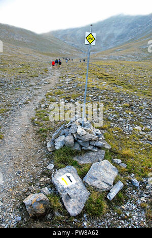 Griechenland, Olymp, eine Struktur aus Stein auf dem Olymp mt, auf 2.500 m Höhe, zeigen die Kletterer die Art und Weise der E4 Europäischer Fernwanderweg Stockfoto