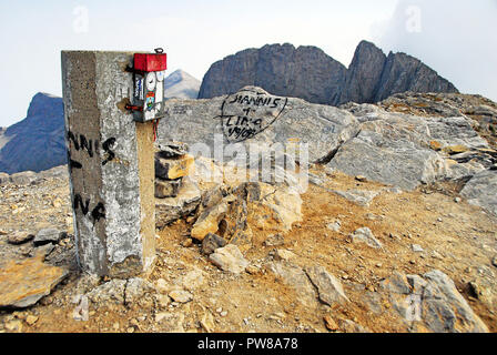 Griechenland, Berg Olymp, die Spalte mit Buch die Eindrücke' oben auf dem Gipfel Skolio (2.912 m), der zweithöchste Gipfel des Olymp, Stockfoto