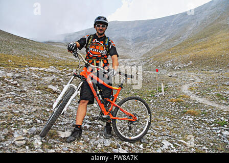 Zentral Griechenland, Berg Olymp, ein unerschrockener Radfahrer, der mit seinem Fahrrad auf dem höchsten Gipfel des Olymp aufgestiegen, Gipfel Mytikas (2,917 m), Juli Stockfoto