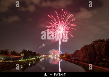 Feuerwerk der Herbstdult mit Riesenrad und Kathedrale in Regensburg, Deutschland Stockfoto