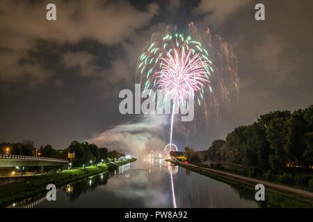 Feuerwerk der Herbstdult mit Riesenrad und Kathedrale in Regensburg, Deutschland Stockfoto
