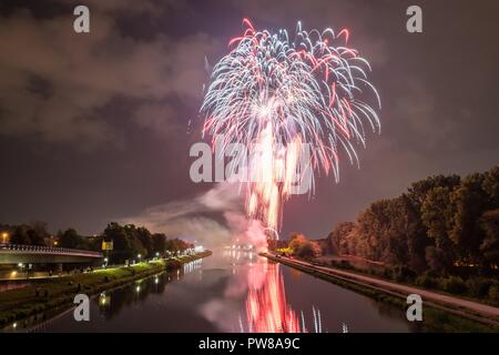 Feuerwerk der Herbstdult mit Riesenrad und Kathedrale in Regensburg, Deutschland Stockfoto