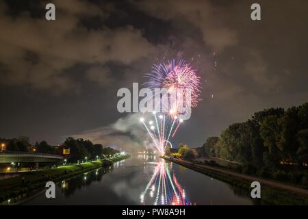 Feuerwerk der Herbstdult mit Riesenrad und Kathedrale in Regensburg, Deutschland Stockfoto