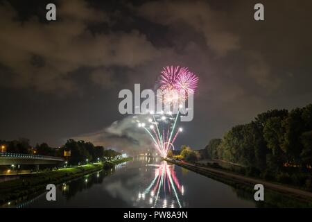 Feuerwerk der Herbstdult mit Riesenrad und Kathedrale in Regensburg, Deutschland Stockfoto