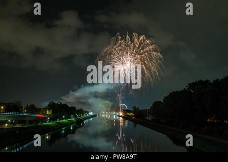 Feuerwerk der Herbstdult mit Riesenrad und Kathedrale in Regensburg, Deutschland Stockfoto