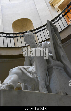 Der stark stilisierten Skulptur von Geo. Washington, wie ein römischer General, in der Rotunde des historischen North Carolina Capitol Gebäude dargestellt. Stockfoto