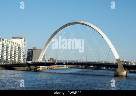 Clyde Arc (lokal bekannt als die Squinty-Brücke), ist eine Straßenbrücke überspannt den Fluss Clyde in Glasgow, Schottland