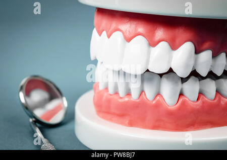 Weiße Zähne und zahnärztliche Instrumente. Zahnarzt Konzept. Stockfoto