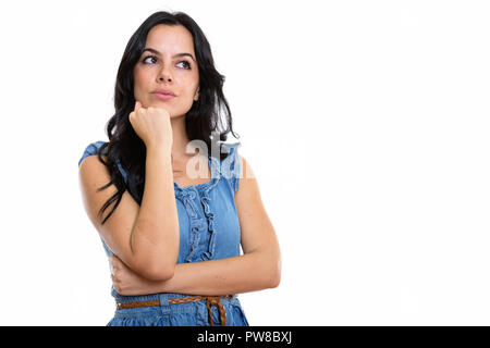 Studio shot der jungen schönen spanischen Frau denken beim Blick Stockfoto