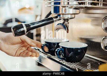 Barista Vorbereitung Cappuccino mit Kaffeemaschine. Kaffee Vorbereitung Konzept. Stockfoto