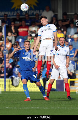 Portsmouth ist Ben Thompson (rechts) steigt über AFC's Wimbledon Joe Pigott (links) Während der Sky Bet League eine Übereinstimmung im Cherry Red Records Stadium, London. Stockfoto