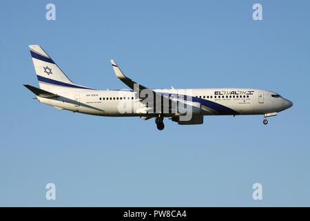 El Al Israel Airlines Boeing 737-800 mit der Registrierung 4X-EKH auf kurze letzte für Piste 14 des Flughafens Zürich. Stockfoto