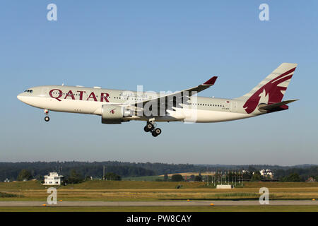 Qatar Airways Airbus A330-200 mit der Registrierung einen 7-AFP auf kurze letzte für Piste 14 des Flughafens Zürich. Stockfoto