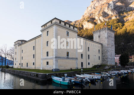 Blick auf die Rocca, ein mittelalterliches Schloss am 27. Dezember 2016 in Riva del Garda, Italien. Die Rocca ist die Heimat der MAG (Museo Alto Garda) Museum. Stockfoto
