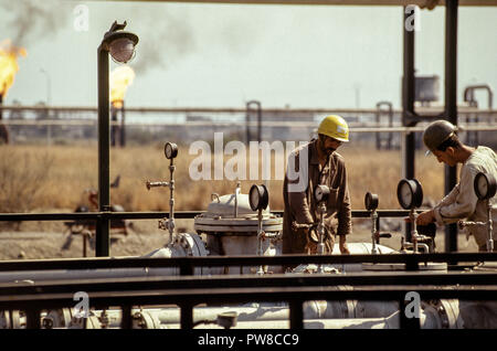 Ziehen Sie die Ventile an der Algier Naftec Raffinerie, einer Tochtergesellschaft von Sonatrach, einer von vier Algeriens Raffinerien. Kohlenwasserstoffe spielen eine entscheidende Rolle in der algerischen Wirtschaft, entfallen rund 60 % der Haushaltseinnahmen und über 95% der Exporterlöse. Die US-amerikanische Energy Information Administration berichtete, dass im Jahr 2005, Algerien hatte 160 Billionen Kubikfuß (TCF) der nachgewiesenen Erdgasreserven, die achtgrößte der Welt. Stockfoto