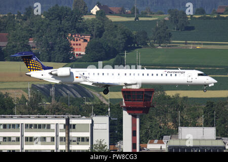 Deutsche Eurowings Bombardier CRJ900 der Lufthansa Regional Lackierung mit der Registrierung D-ACNC auf kurze letzte für Piste 34 des Flughafens Zürich. Stockfoto