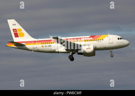 Die spanische Iberia Airbus A319-100 (alte Livery) mit Registrierung EC-HGR auf kurze letzte für Piste 14 des Flughafens Zürich. Stockfoto