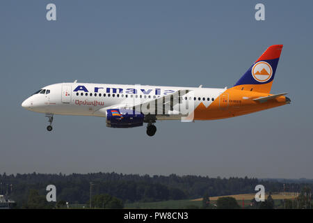 Armenische Armavia Sukhoi Superjet 100 mit Registrierung EK 95015 auf kurze letzte für Piste 14 des Flughafens Zürich. Stockfoto