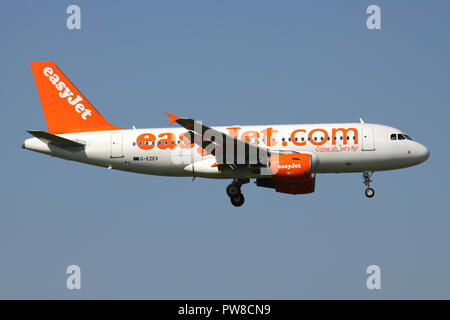 Britische easyJet Airbus A319-100 (alte Livery) Mit der Registrierung G-EZEV auf kurze letzte für Piste 14 des Flughafens Zürich. Stockfoto