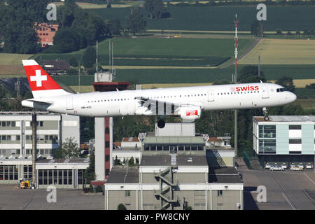 Swiss International Air Lines Airbus A 321-100 (alte Livery) mit der Immatrikulation HB-IOC auf kurze letzte für Piste 34 des Flughafens Zürich. Stockfoto