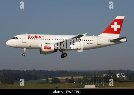 Swiss International Air Lines Airbus A319-100 (alte Livery) mit der Immatrikulation HB-IPR auf kurze letzte für Piste 14 des Flughafens Zürich. Stockfoto