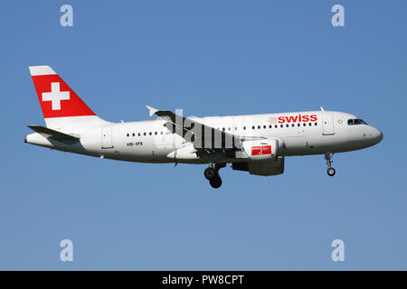 Swiss International Air Lines Airbus A319-100 (alte Livery) mit der Immatrikulation HB-IPX auf kurze letzte für Piste 14 des Flughafens Zürich. Stockfoto