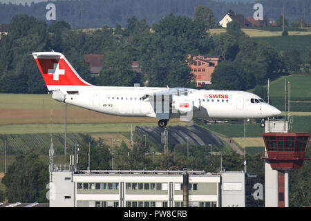 Swiss International Air Lines Avro RJ100 (alte Livery) mit der Immatrikulation HB-Ixq auf kurze letzte für Piste 34 des Flughafens Zürich. Stockfoto