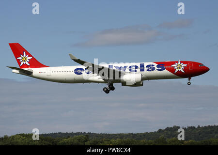 Schweizer Edelweiss Air Airbus A330-300 mit der Immatrikulation HB-JHQ auf kurze letzte für Piste 14 des Flughafens Zürich. Stockfoto