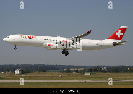 Swiss International Air Lines Airbus A340-300 (alte Livery) mit der Immatrikulation HB-JMB auf kurze letzte für Piste 14 des Flughafens Zürich. Stockfoto