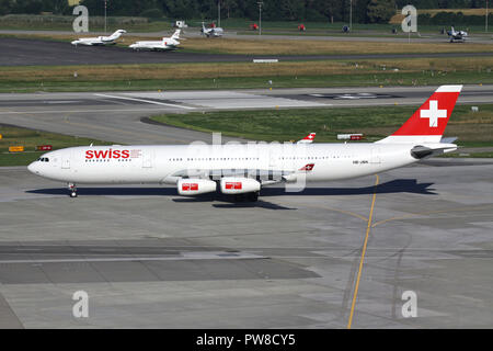 Swiss International Air Lines Airbus A340-300 (alte Livery) mit der Immatrikulation HB-JMK Rollens auf Piste 34 des Flughafens Zürich. Stockfoto