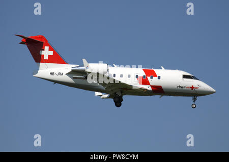 Swiss Air Ambulance Rega Bombardier Challenger 604 mit der Immatrikulation HB-JRA auf kurze letzte für Piste 14 des Flughafens Zürich. Stockfoto