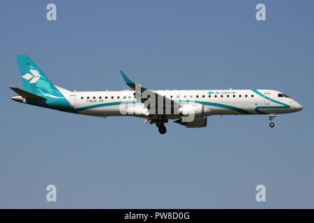 Italienische Air Dolomiti ERJ-195 mit Registrierung Ich - ADJO auf kurze letzte für Piste 14 des Flughafens Zürich. Stockfoto