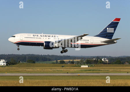 US Airways Boeing 767-200 mit der Registrierung N246AY auf kurze letzte für Piste 14 des Flughafens Zürich. Stockfoto