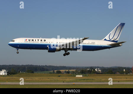 United Airlines Boeing 767-300 (alte Livery) Mit der Registrierung N658UA auf kurze letzte für Piste 14 des Flughafens Zürich. Stockfoto