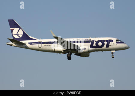 LOT Polish Airlines ERJ-170 mit Registrierung SP-LDG auf kurze letzte für Piste 14 des Flughafens Zürich. Stockfoto