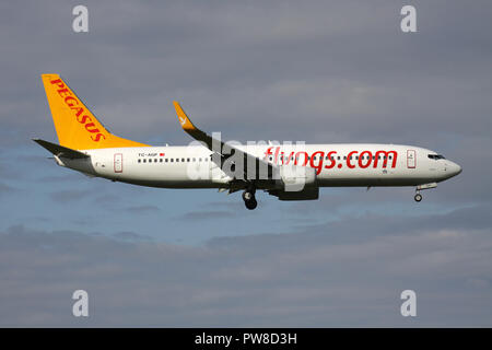 Türkische Pegasus Boeing 737-800 mit der Registrierung TC-AGP auf kurze letzte für Piste 14 des Flughafens Zürich. Stockfoto