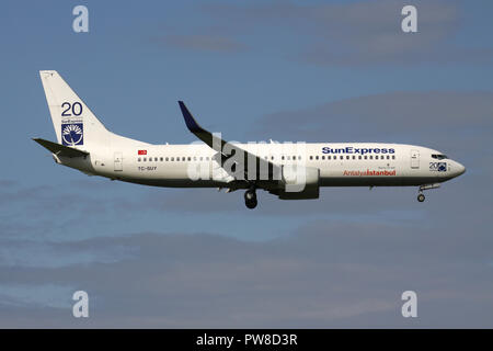 Türkischen SunExpress Boeing 737-800 (alte Livery) mit 20 Jahre Aufkleber) mit Registrierung TC-suy auf kurze letzte für Piste 14 des Flughafens Zürich. Stockfoto