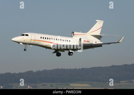 Shell Aircraft International Dassault Falcon 7X mit Registrierung VQ-BSN auf kurze letzte für Piste 14 des Flughafens Zürich. Stockfoto