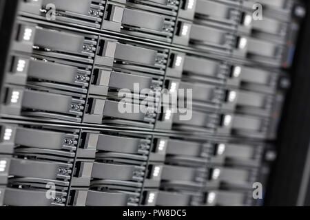 Stapel von Festplatten im SAN im Rechenzentrum Stockfoto